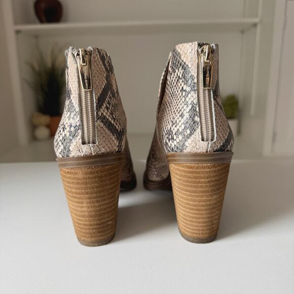NWT Vince Camuto Gigietta Snake Print Ankle Bootie Size 7.5 - Picture 4 of 8